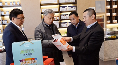 中國人民銀行黨委書記、中國銀保監(jiān)會(huì)主席郭樹清蒞臨公司調(diào)研產(chǎn)業(yè)化扶貧工作